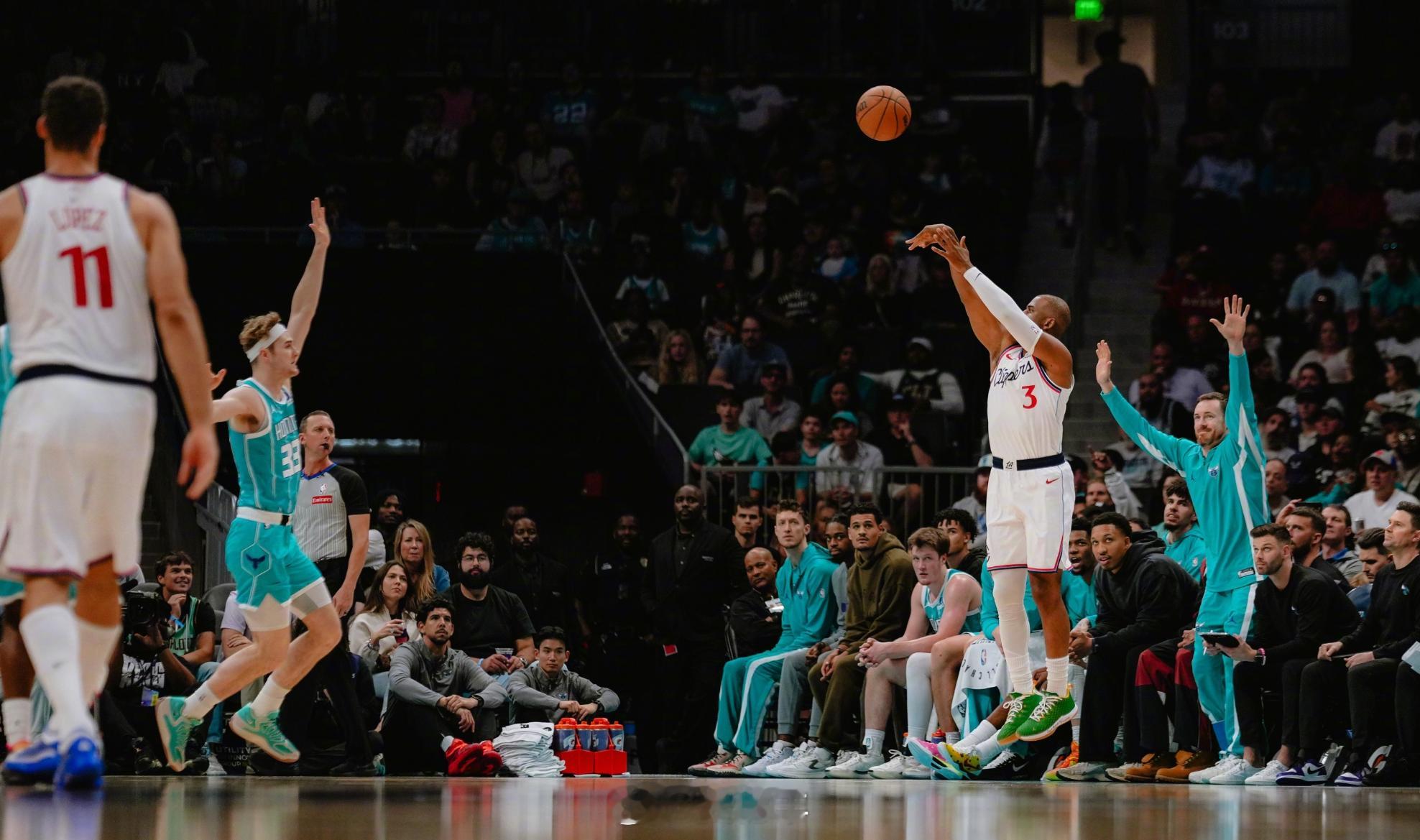 一路风雪，仍无怨无悔一段恩怨，换一身伤悲一场梦不过一念，一碰就碎梦醒再看一回