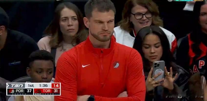 开拓者亏了第二节开场没换上杨翰森！不然肯定又要背锅！
开拓者第二节开场本来属于杨