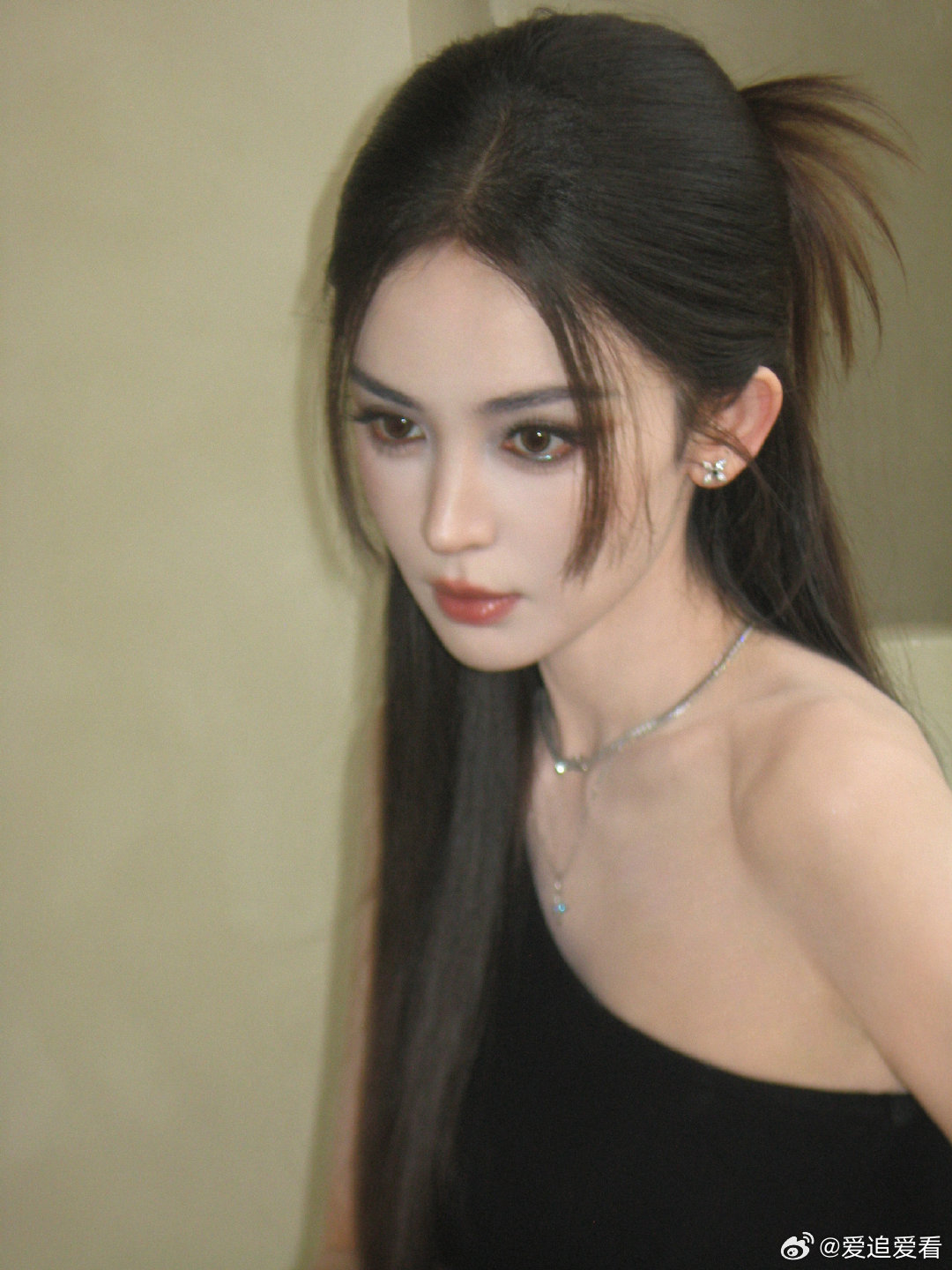 娜扎一眼万年娜扎骨相无敌了立体骨相撑起整套暗黑系穿搭，烟熏眼妆深邃撩人，斜肩设计