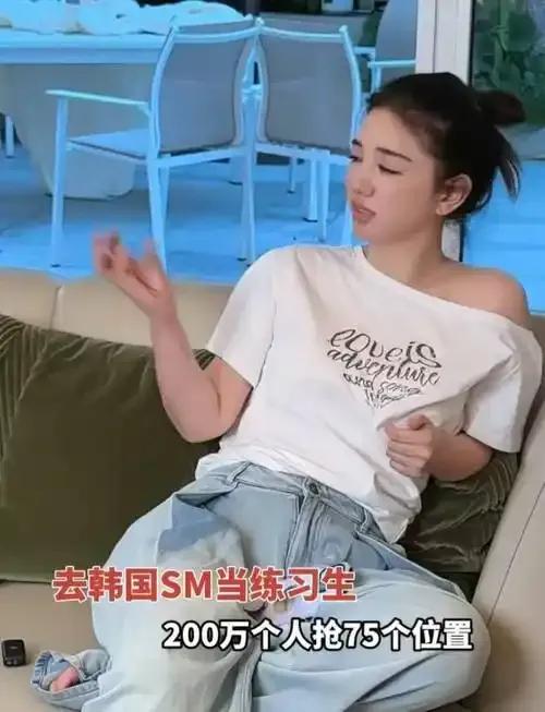 2025年8月，黄奕带女儿铛铛出席活动，因孩子五官与童年黄奕相似引发热议。部分网