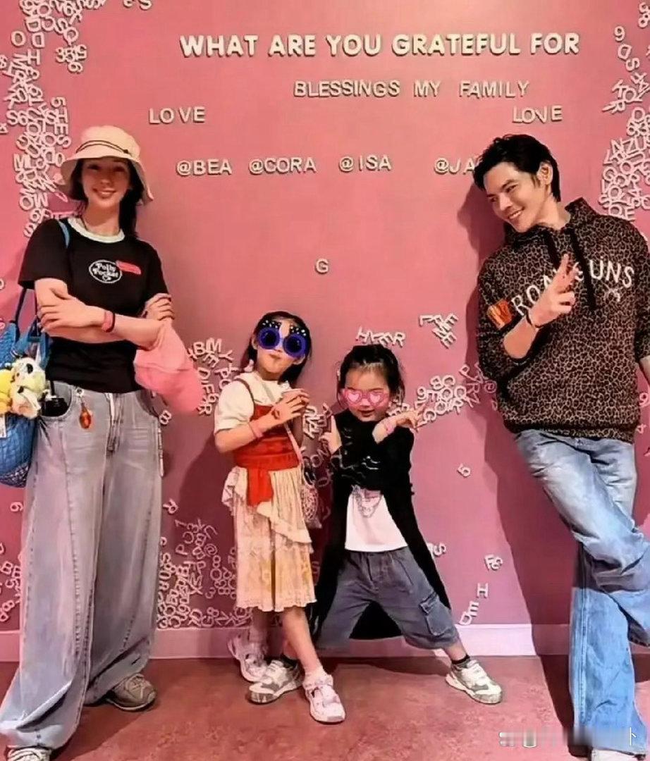 向佐晒出和老婆孩子合照，两个孩子都长这么高了，小儿子的长发居然还挺好看的。 