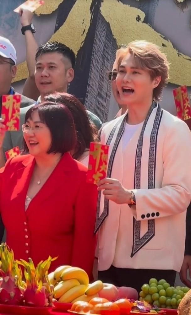 【On.cc】胡鴻鈞歌而優則演　短劇江門開鏡惹哄動歌手胡鴻鈞近年積極於內地進行音