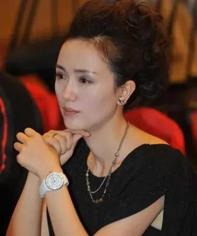 她是荧幕上的璀璨明星，塑造的一个个鲜活角色深入人心。从《贫嘴张大民的幸福生活》里