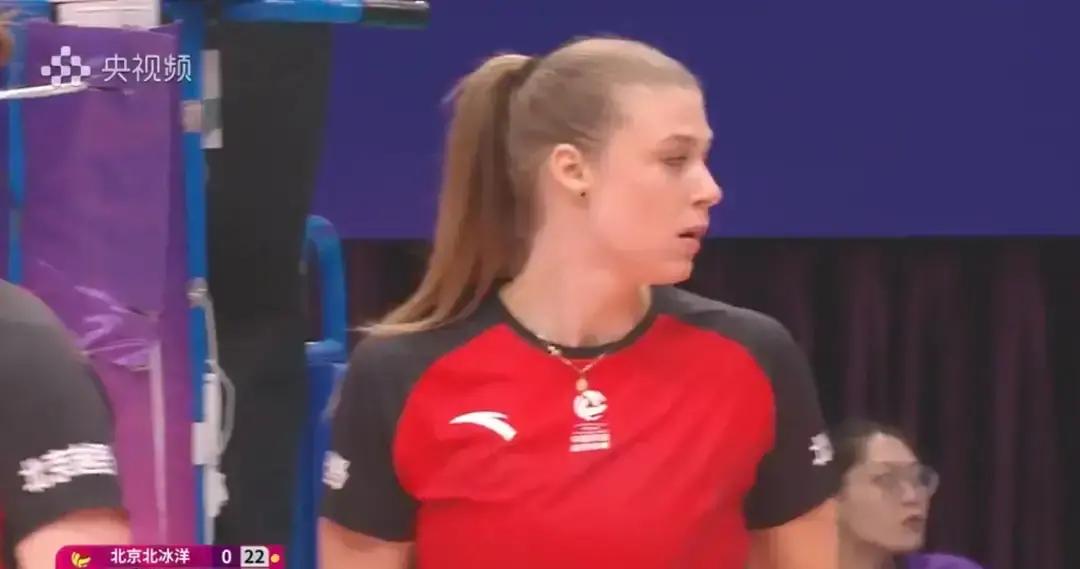 天津女排现在就是缺火力。二号位像断电，副攻没牵制，一传一抖，战术全废。第一局被北