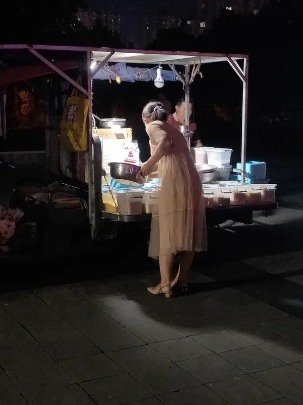 刷到两名姑娘帮摆摊阿姨录音叫卖的视频，真的暖到我了。这俩姑娘太善良啦，用自己的方
