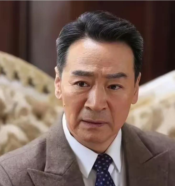 2003 年，49 岁的寇振海鼓起勇气，向同剧组 24 岁的演员李婷郑重表白，结