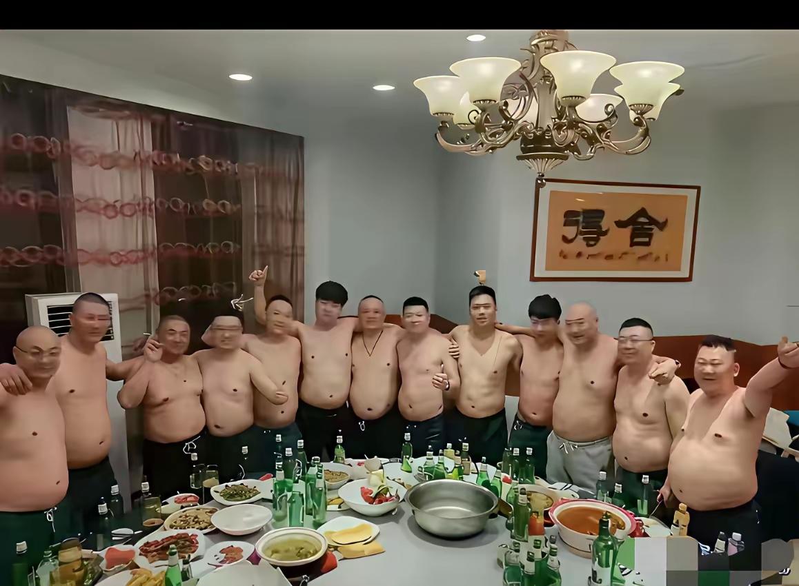 晒图笔记大赛视频前的友友们，你们能不能用最洽当的一个成语，四个字描述出这群人的动