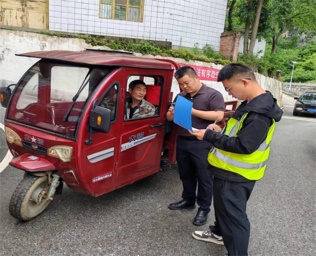 旺苍县水磨镇开展道路交通安全专项宣传劝导行动
             
  为