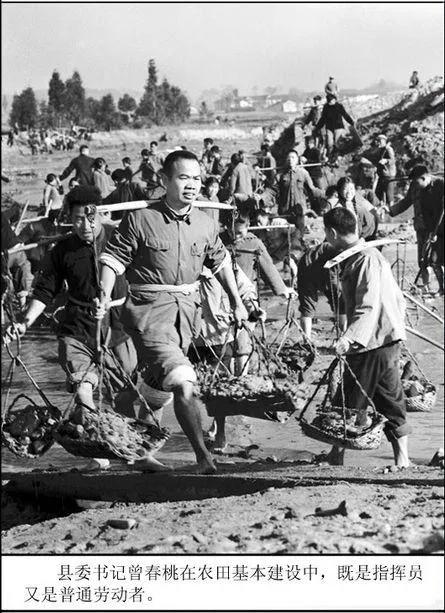 六七十年代，县以下干部深入到农村，住在农村、吃在农村，和农民一块干活，真正是同吃