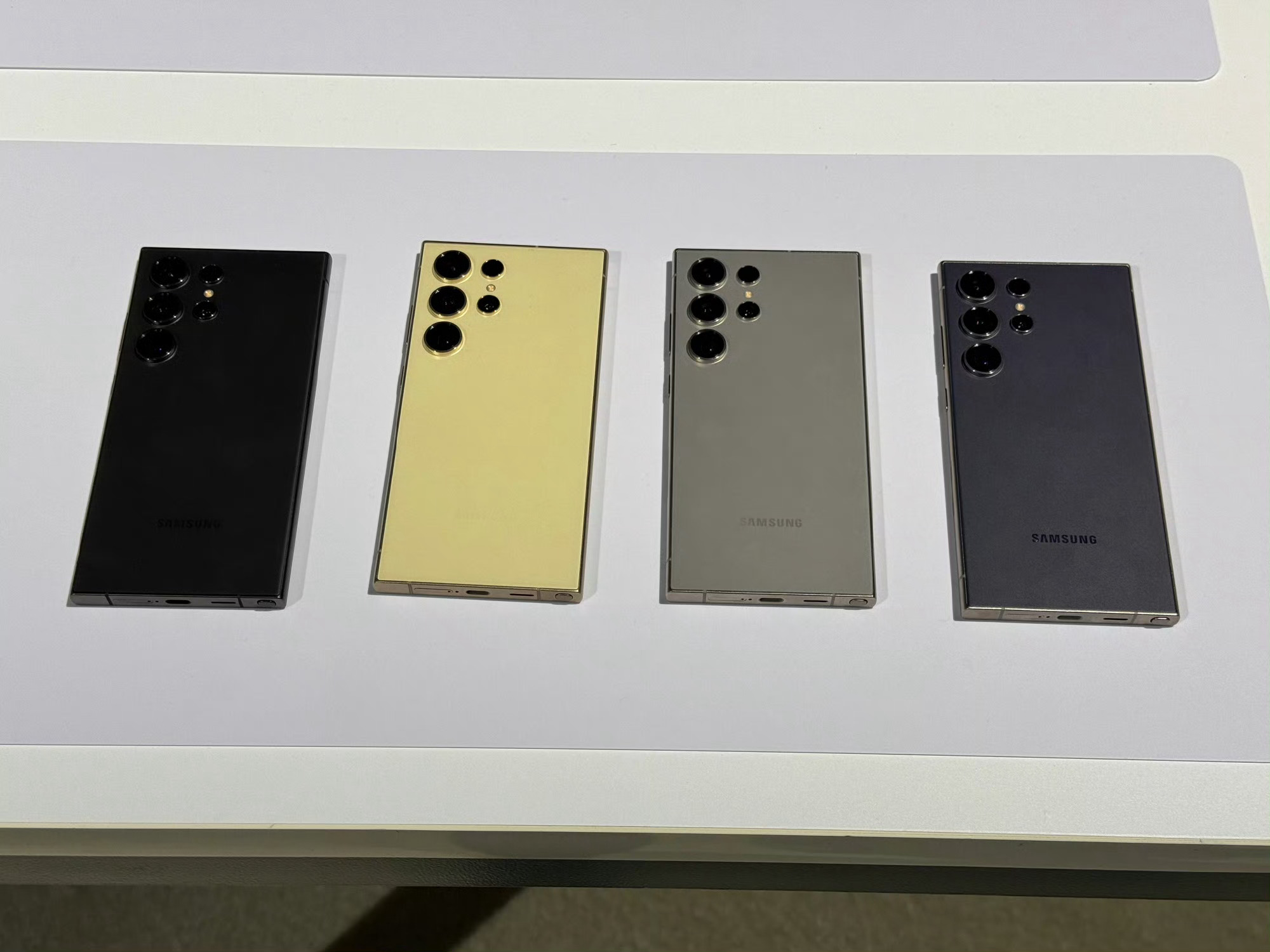 先来一组三星 Galaxy S24 系列真机图，不得不说 S24 Ultra 是