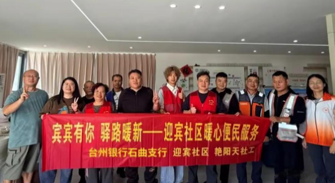 台州路桥驿站把夏天过成小哥的家暖心驿站汇集义诊义剪、政策咨询、夏日清凉服务，精准