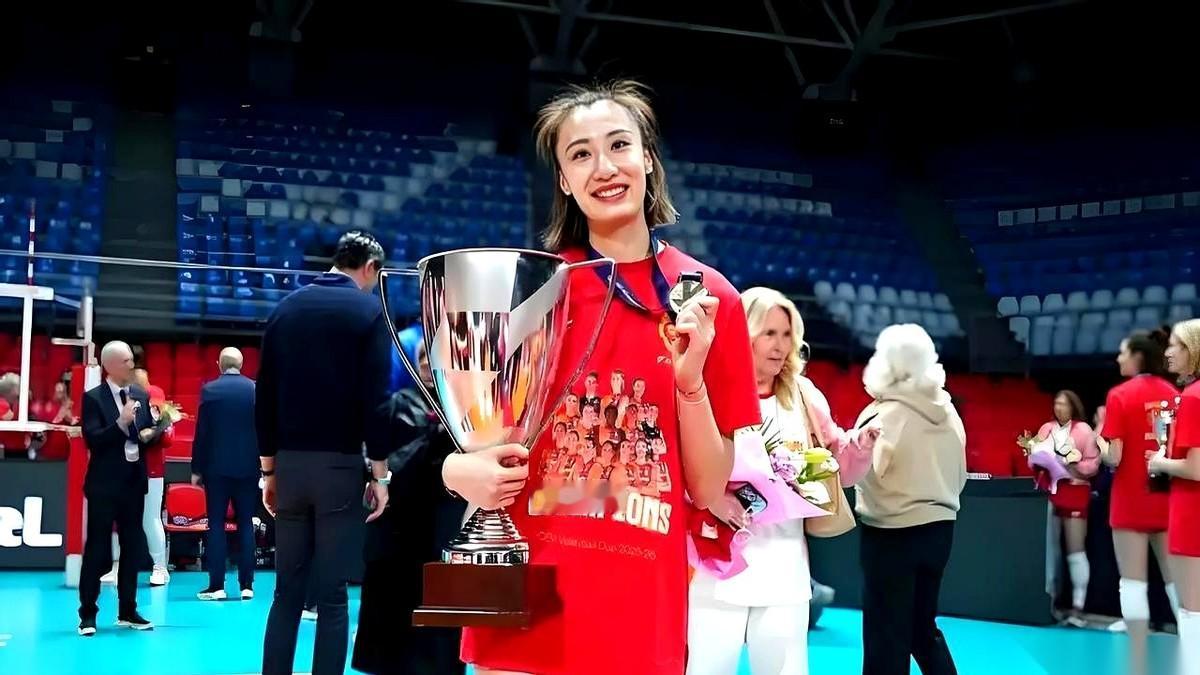 就因为涂了个睫毛，李盈莹当年差点被口水淹没。
一年后，王媛媛在土耳其联赛，直接化