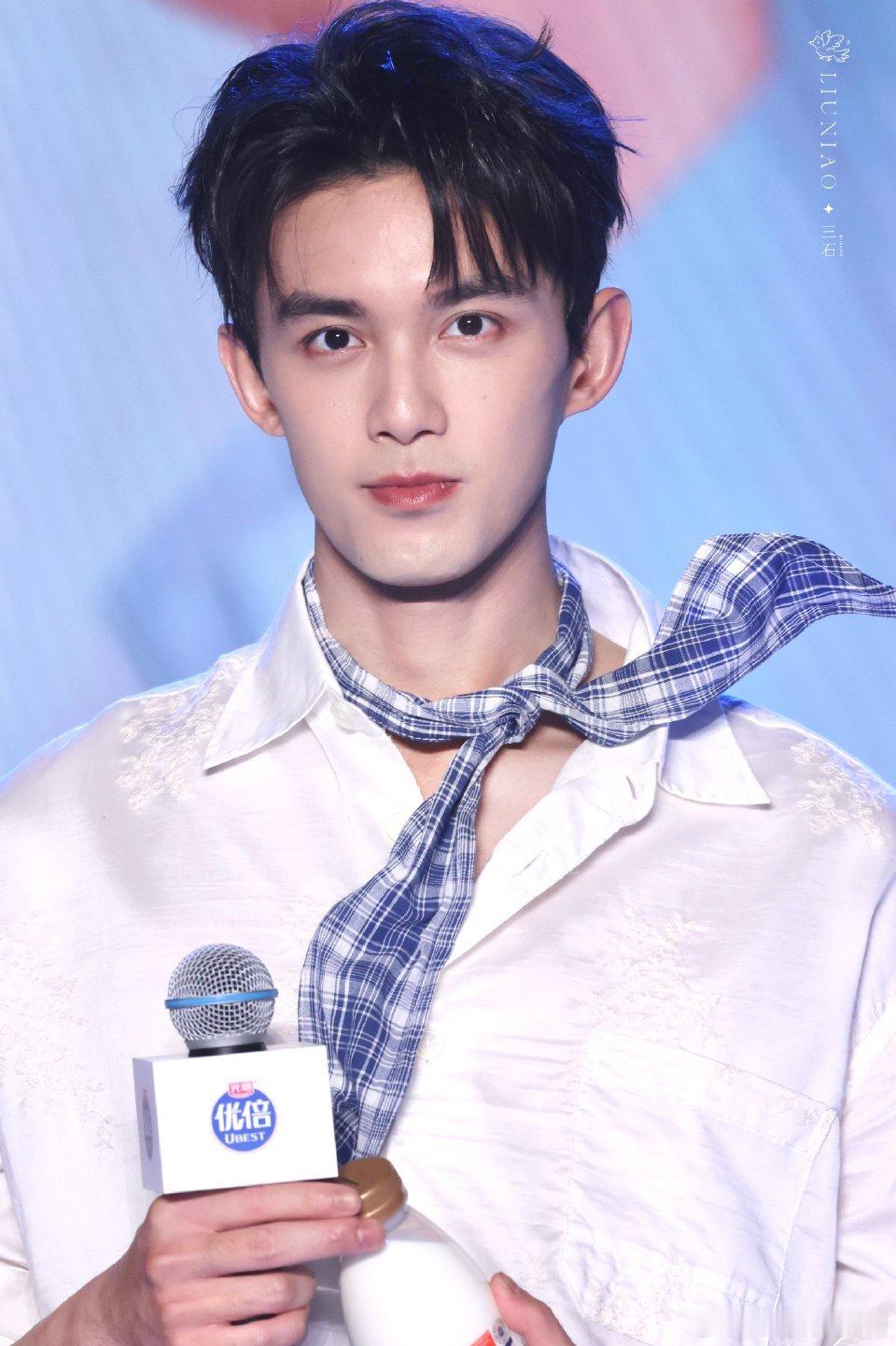 吴磊开车手臂线条吴磊的广播体操也是舞动青春小时候满眼童真把玩玩具方向盘，长大后沉