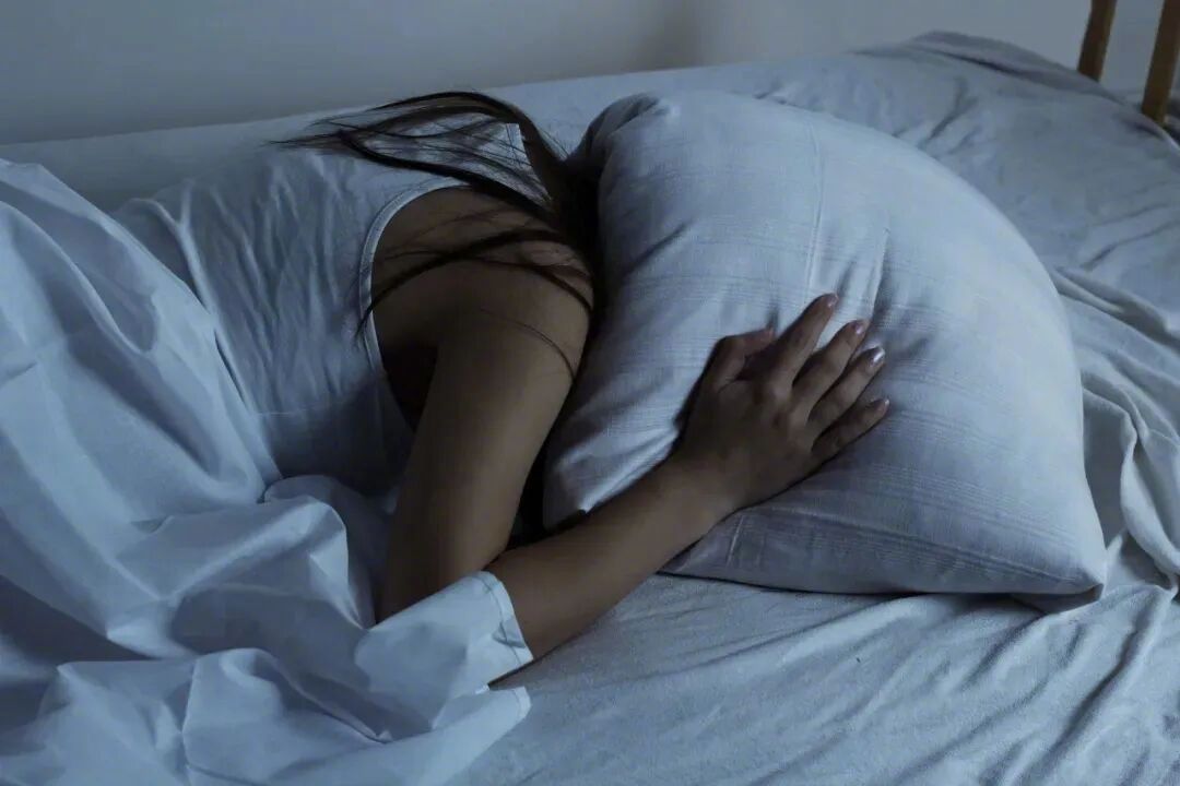 【经常半夜醒要排查6种疾病】以为是睡眠不好其实是病了 睡眠中断的原因很多，如果频