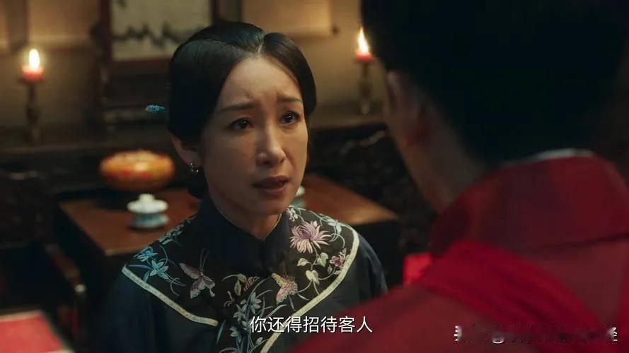 在《生万物》里，费左氏堪称真正的狠人。她命运坎坷，嫁入费家便守寡，却没被打倒，反
