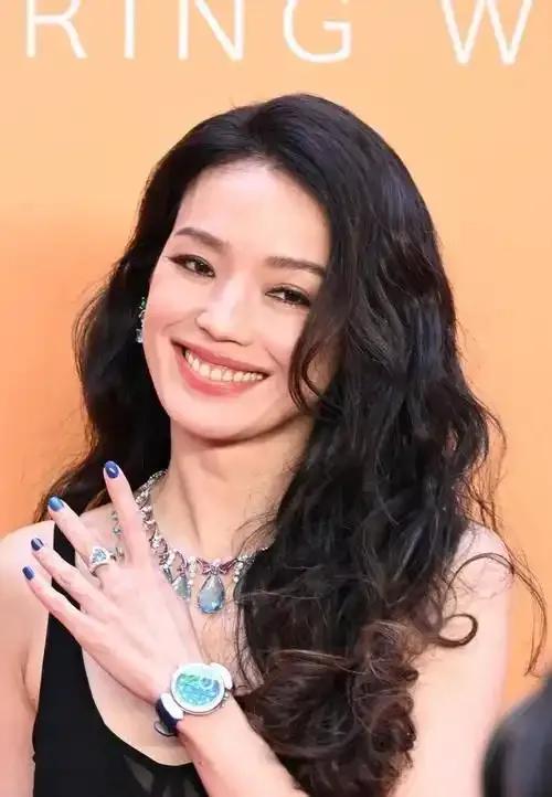 近日，舒淇在社交平台上晒出的Labubu哭娃引发热议，再次掀起大众对潮玩的关注。
