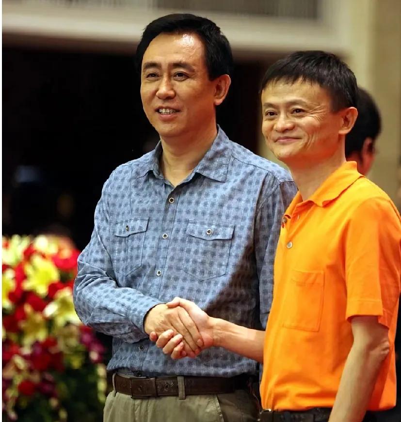 当年，马云与许家印的一张留影，长的比马云帅败的比马云快。2014年马云与许家印签