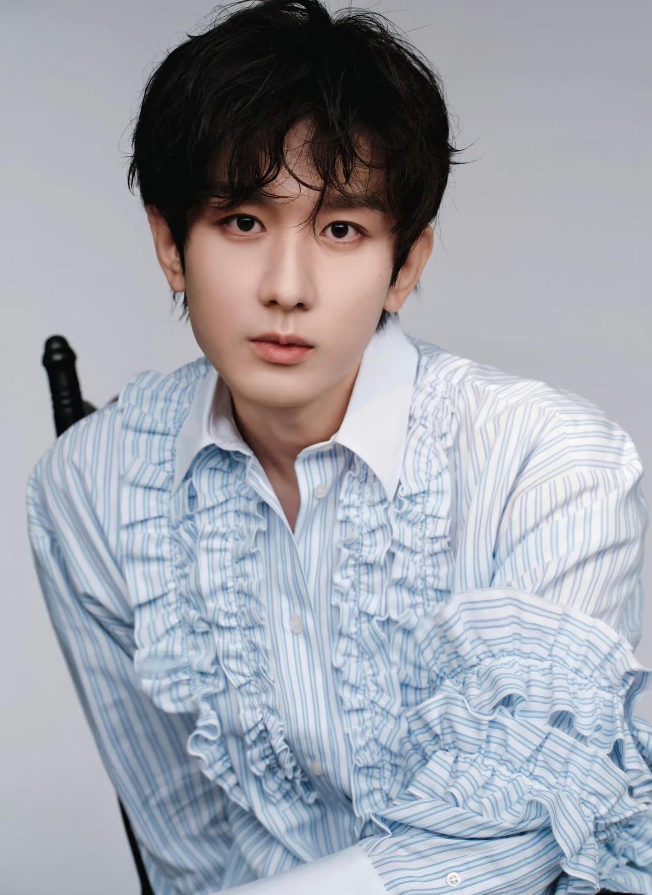 好喜欢这套荷叶边衬衣的毅毅！
英伦小王子🤴最爱的一套！