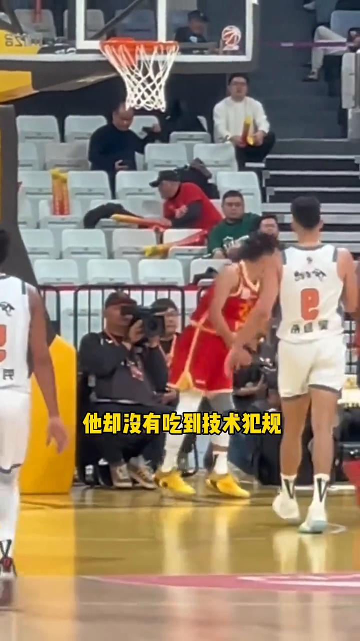 孙铭徽被盖帽后，他居然扔面具，他却没有吃到技术犯规。这是主场就可以为所欲为吗？孙