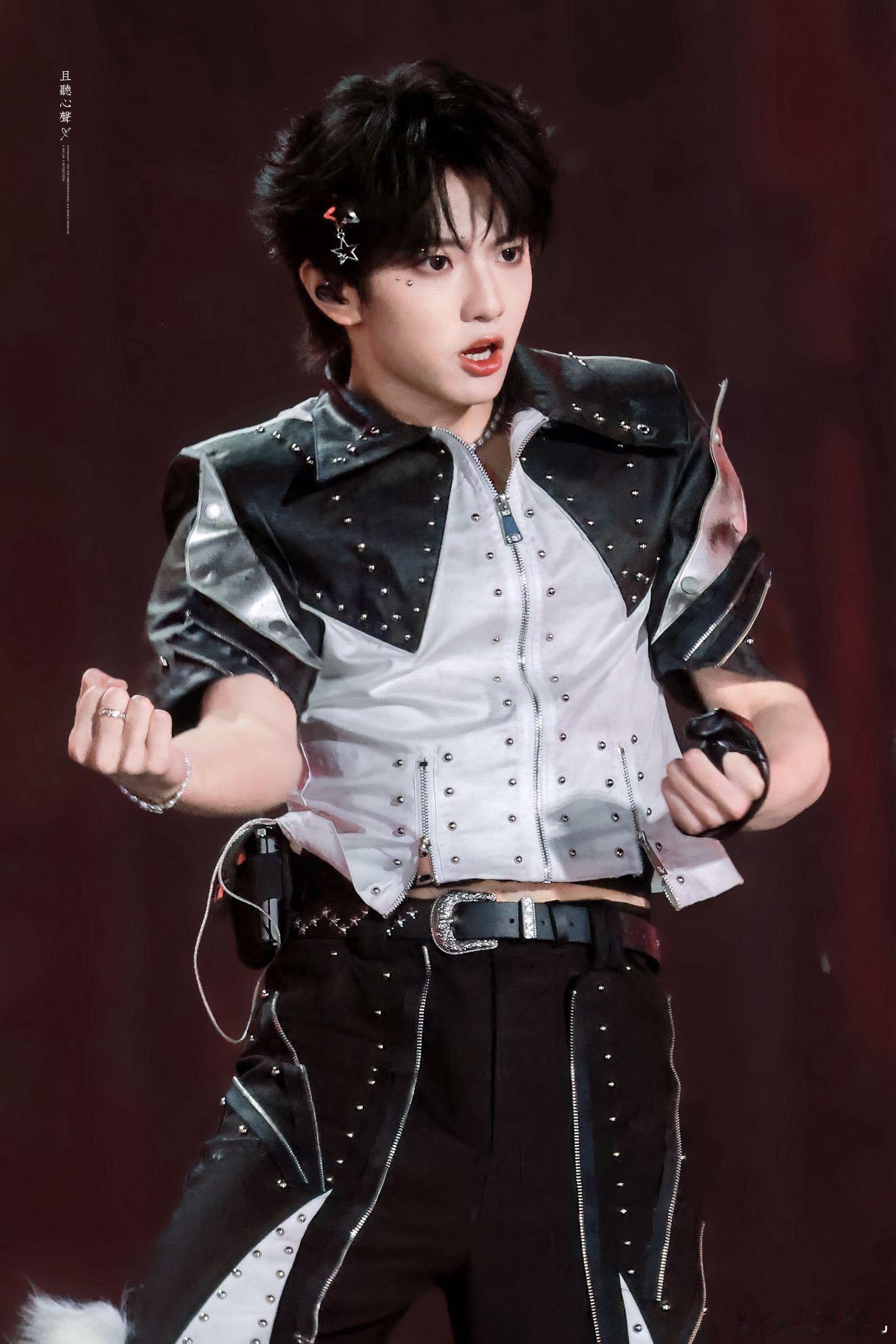 穆祉丞被礼花吓了一跳唱着歌突然被礼花惊到，穆祉丞的小模样真的很可爱，希望之后能看