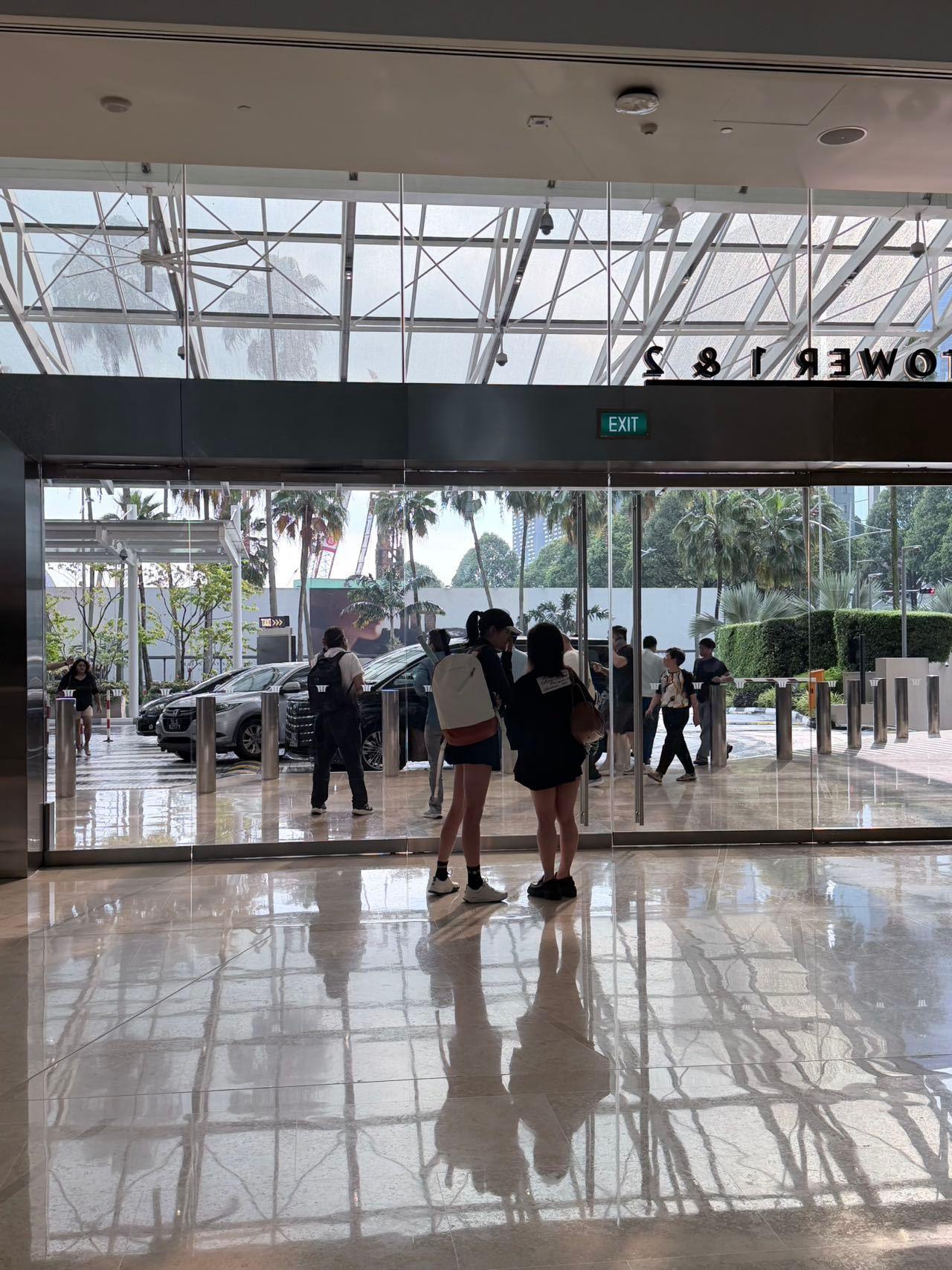 关晓彤网球少女既视感 路人偶遇关晓彤，身上还背着网球包，走到哪网球打到哪，运动少