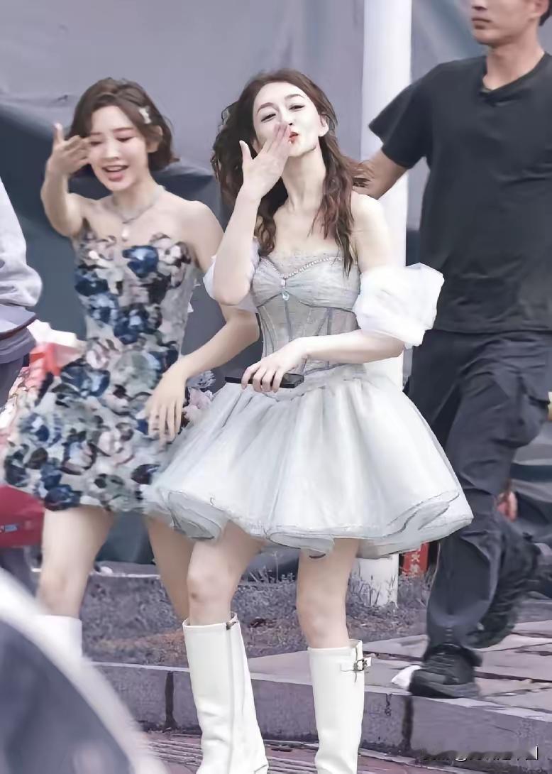 李小冉是真的显年轻！一点没有老态、疲态，皮肤紧致、身材在线，连三十多岁的人都羡慕