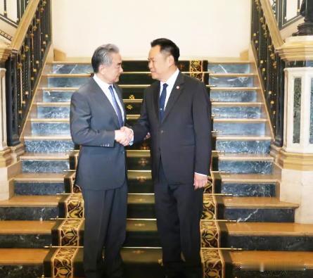 当地时间4月24日，泰国总理阿努廷在曼谷会见了中国外交部长王毅，双方就中泰两国的
