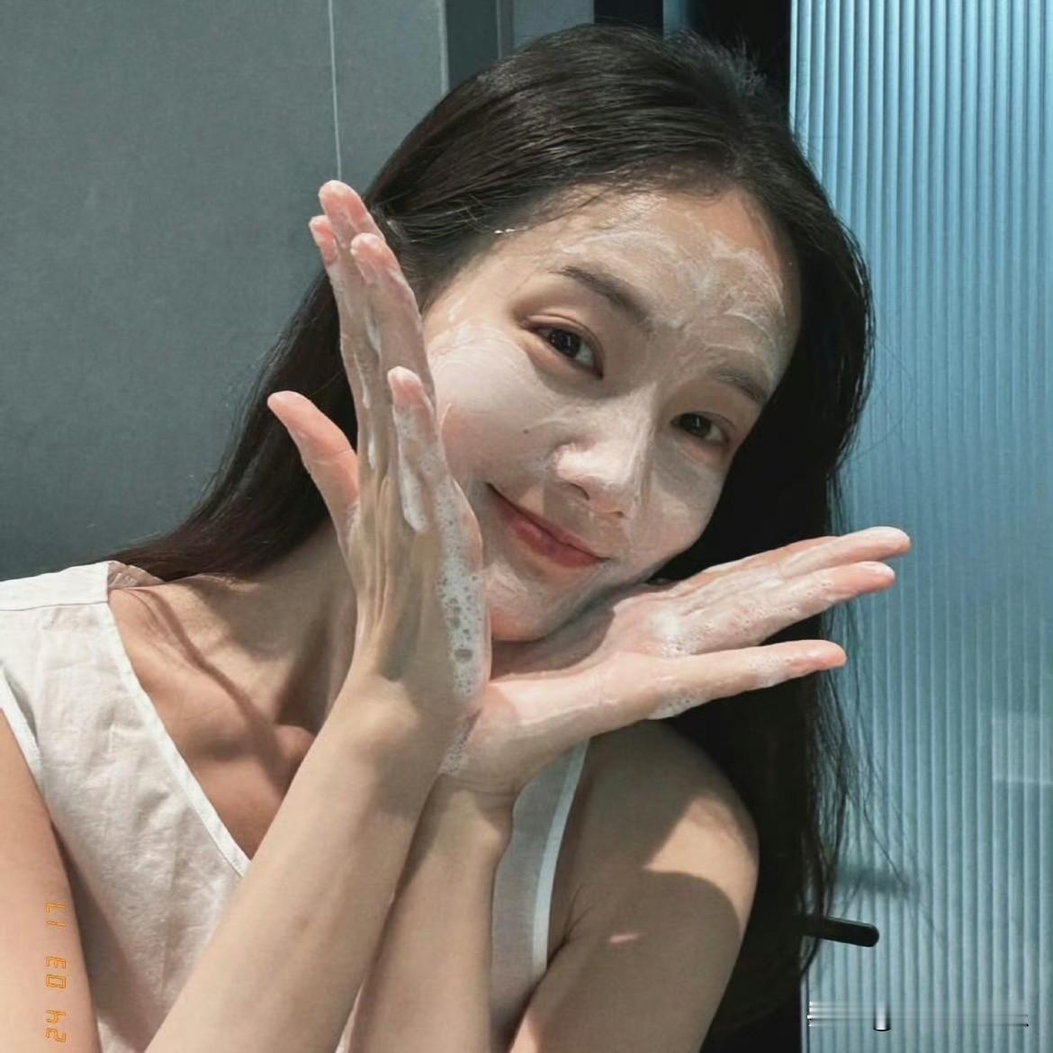 李一桐早年被SM星探两次递邀约的旧料近日被挖出来，直接刷新了网友对她颜值的认知。