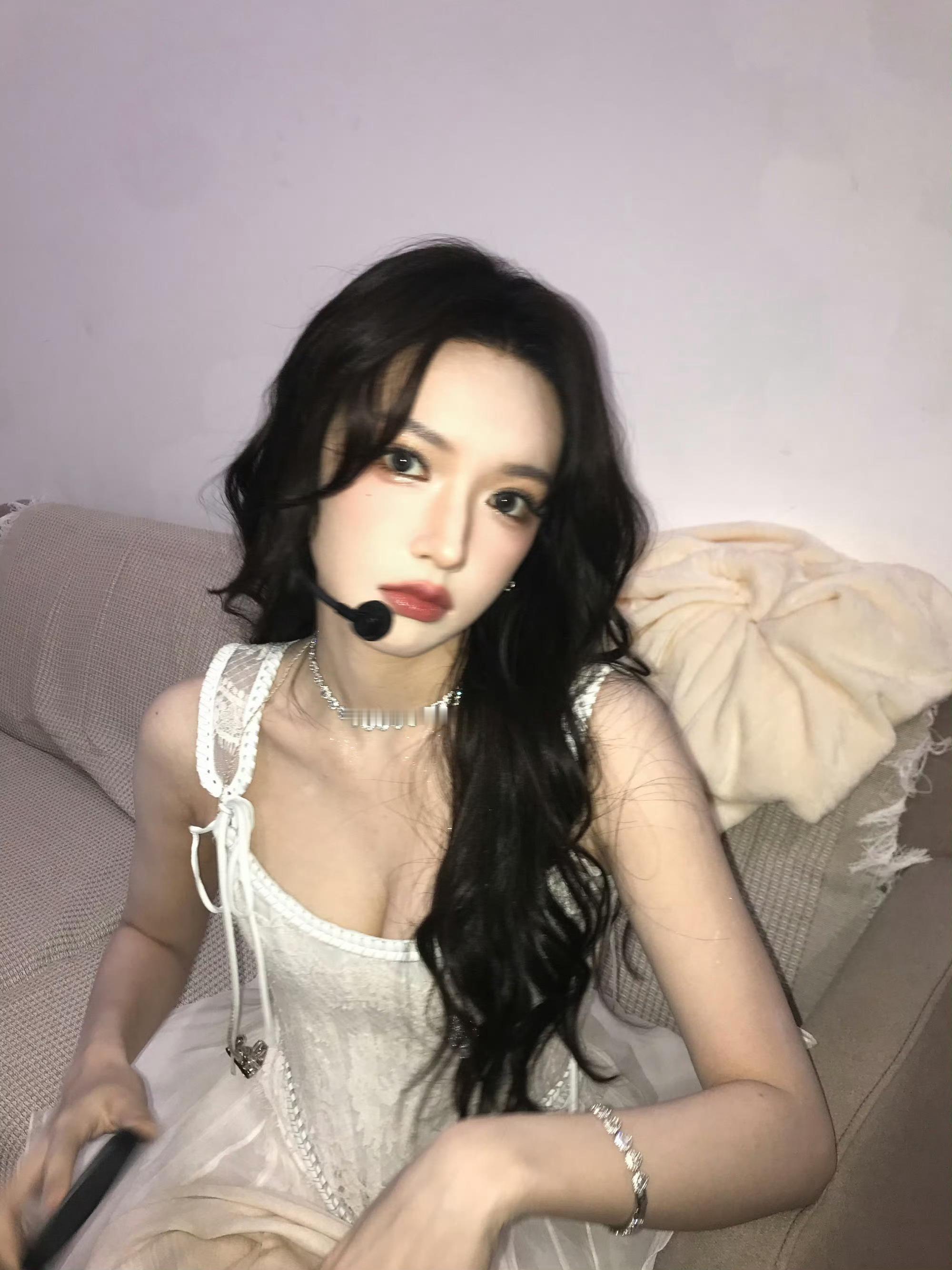 程潇 cx程潇荣筠溪 cx程潇玉茗茶骨“星火点缀人间，枯叶在秋风中结束 光从希望