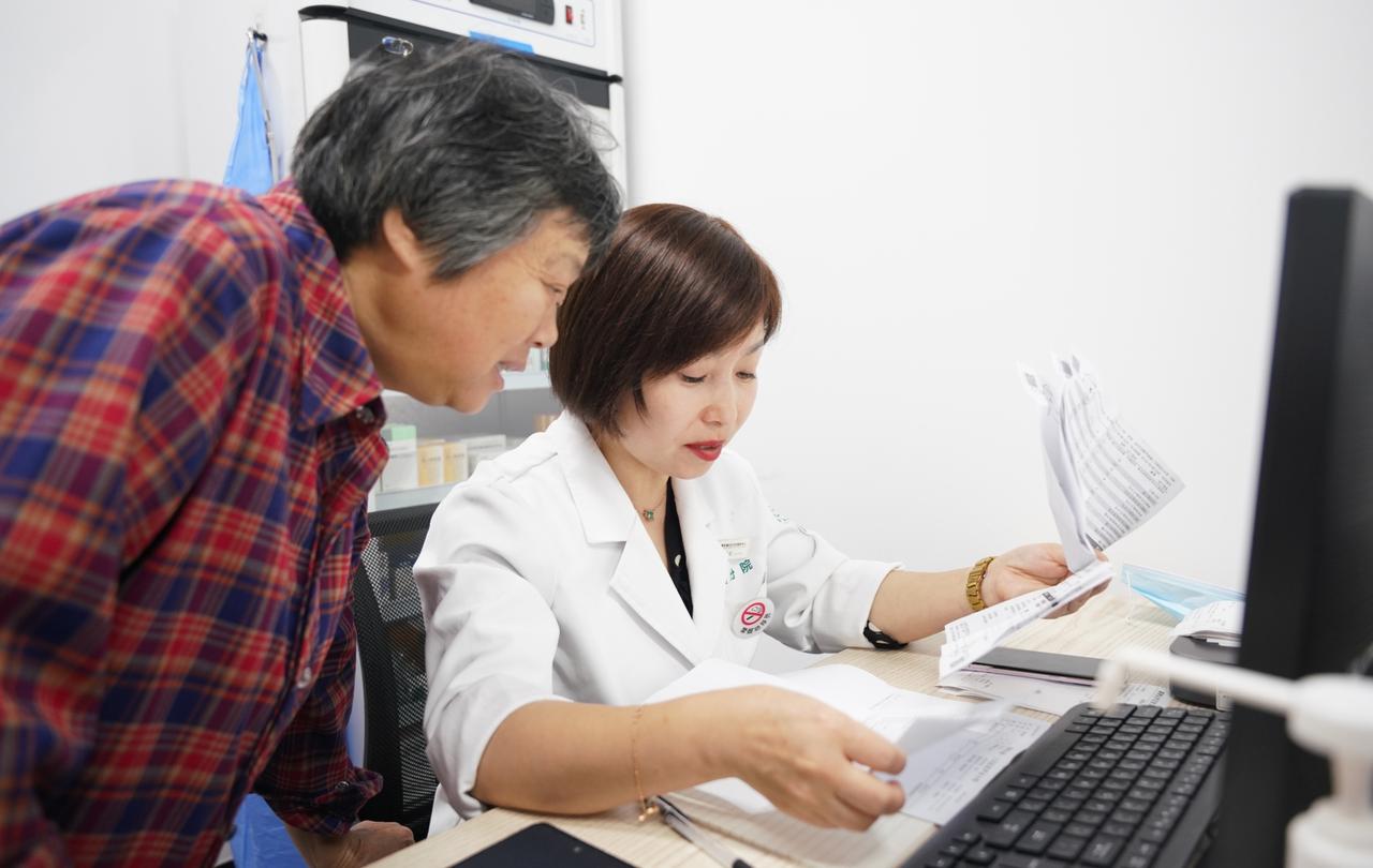 把AI装进手机的人,千千万万,但真懂得"用AI"的,寥寥无几！

最近，一份数据