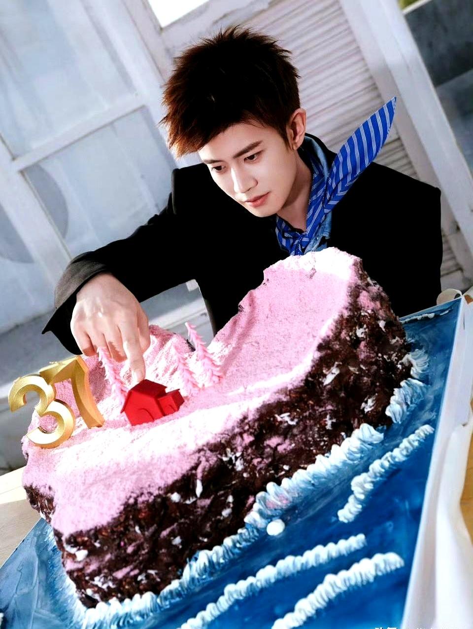 任嘉伦这男人，有点东西！
 

4月11号零点准时发博庆生，结果我睡着了！一觉醒