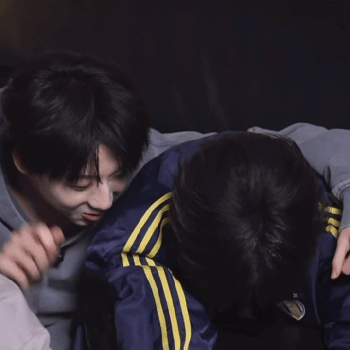 张桂源杨博文背后抱我适不适合在你心里坐。。张桂源 杨博文依旧是背后抱 