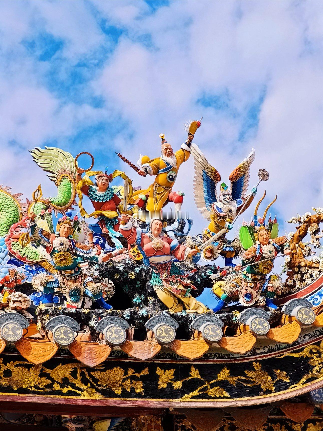 山风晚晚 潮州人的屋顶太热闹了路过青龙古庙，不自觉被头顶的精美瓷人儿所吸引，神话