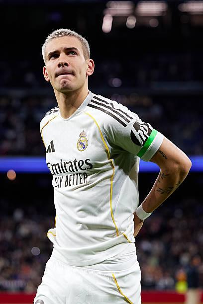 皇马2比1巴列卡诺 马斯坦托诺司职8号位，更像是一名中场球员而非前锋。他更注重夺