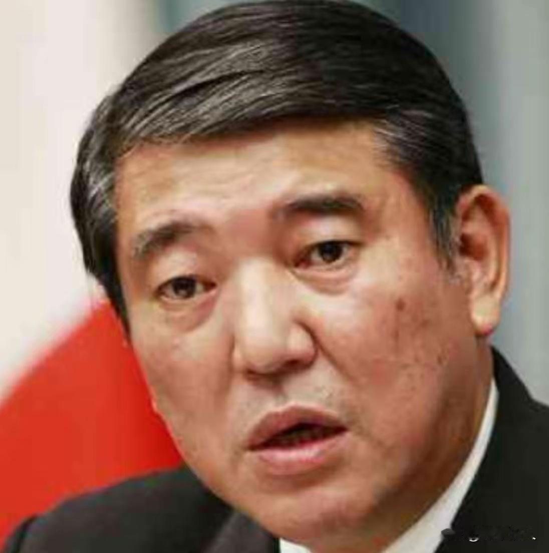 日本前防卫大臣石破茂又双叕回来了。
近日他表示，日本不能再幻想打仗了，因为再这样