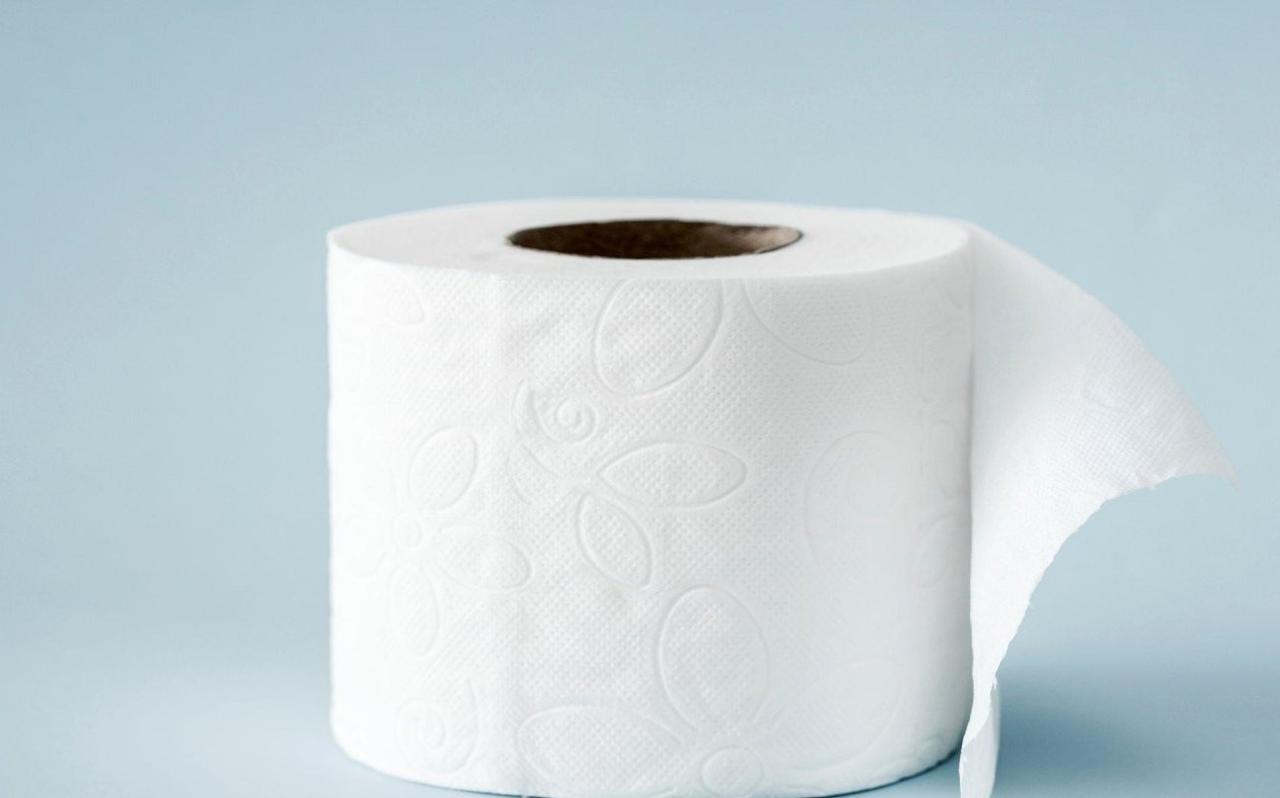 原来把卷纸放在冰箱里有这么多好处。

卫生纸柔软的孔状结构可以作为一个自然的吸收