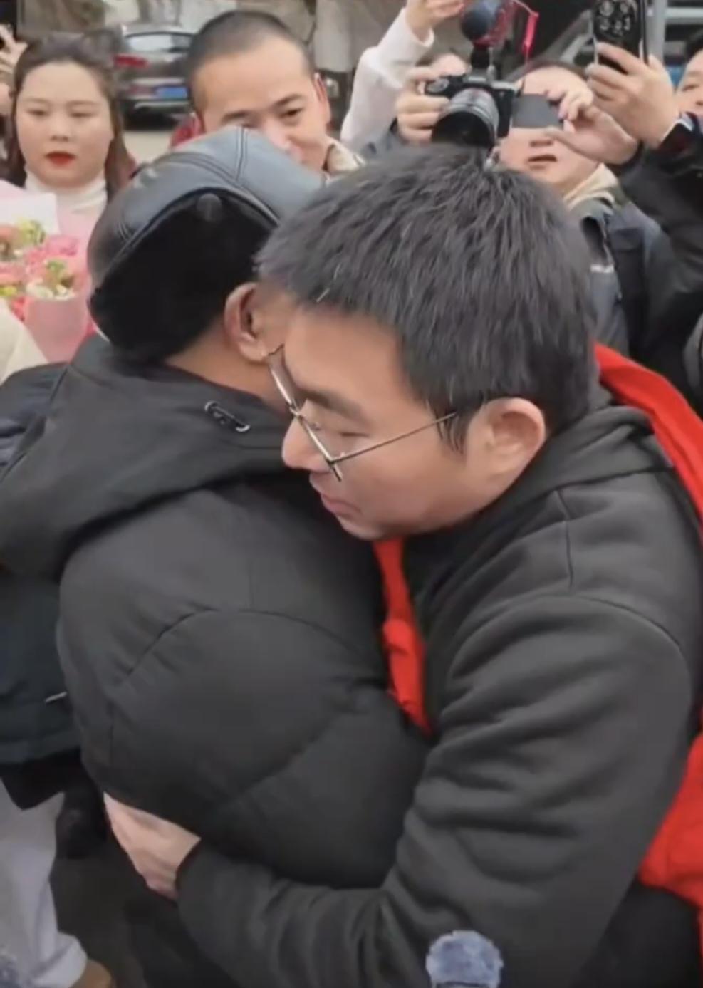 虽然说亲生父母与被拐男子有割不断的血缘关系，但毕竟从出生不久至今34年没见面了，