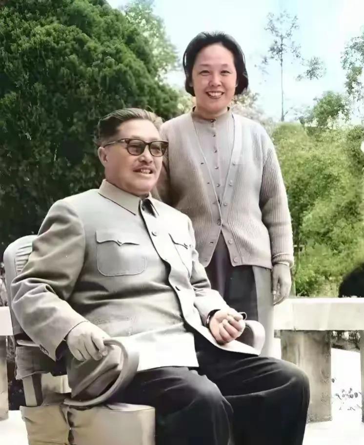 这是一张珍贵的老照片，也是贺龙元帅和他的妻子在成都留下最后一张照片。
这张照片拍