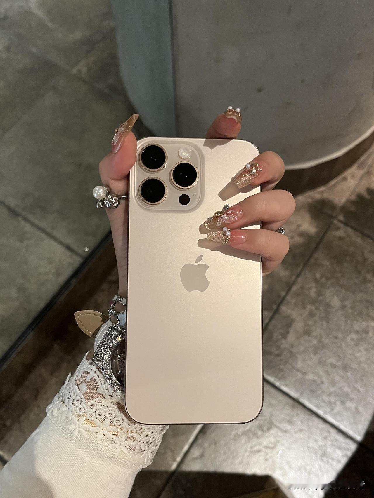 iPhone 16 Pro Max的性能，一句话：芯片是顶级的，但散热拖了后腿。