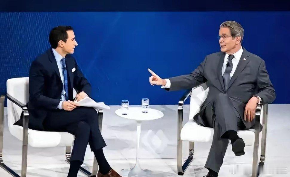 美国财政部长贝森特在《纽约时报》的高端峰会上，居然一本正经地说出：“美国是中国的