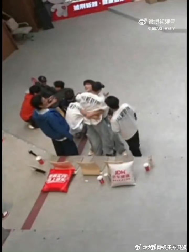 曾辉一把抱起小沈阳曾辉把小沈阳抱起来了 披荆斩棘，披荆斩棘又诞生出圈名场面，曾辉