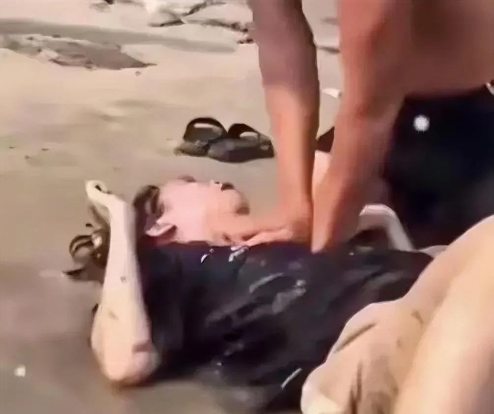 这哪是救人，分明在猥亵！”广西北海一名女子不慎溺水，男子对其进行施救的过程中，多