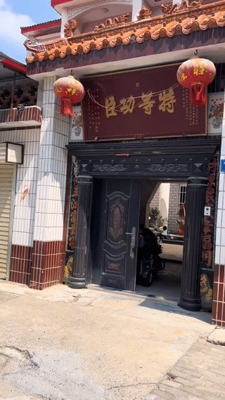 这户人家的大门上竟然挂着一面写有“特等功臣”的牌匾！
大家知道这块牌匾的含金量吗