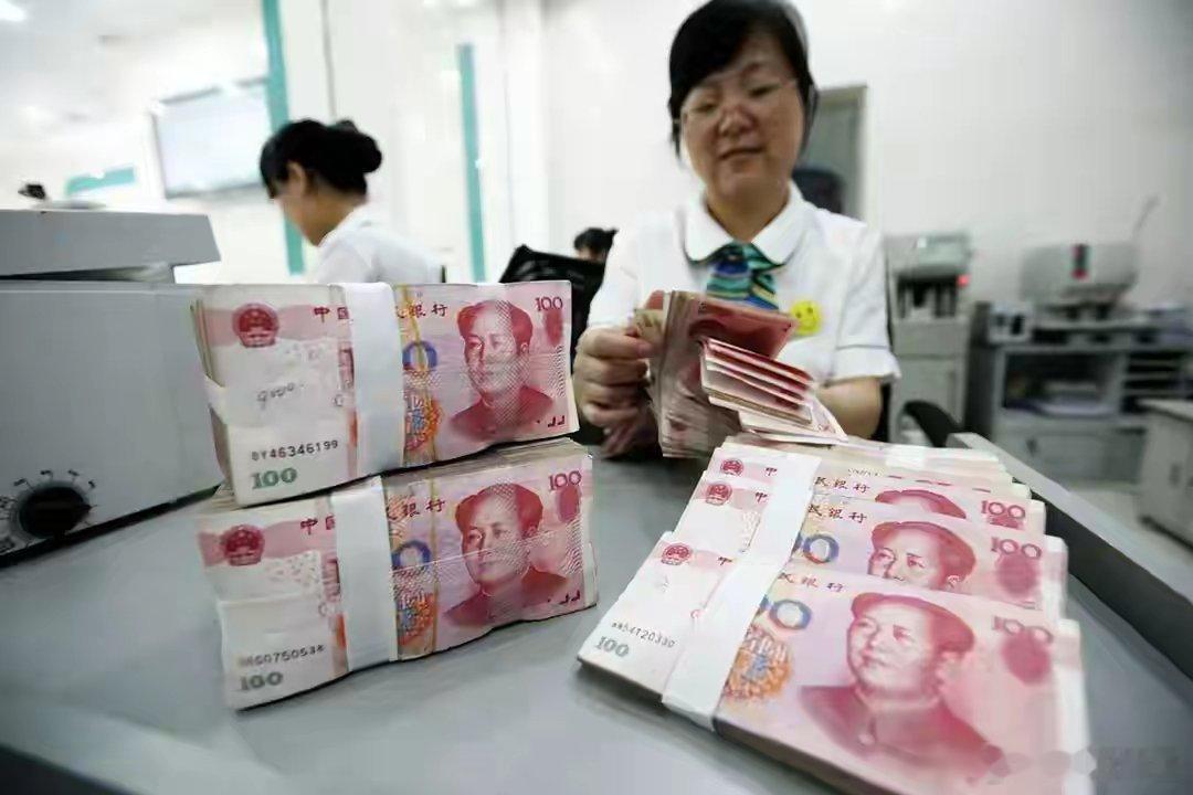 中国储户注意！存10万利息才950，买银行股竟拿5000？你还会把自己的资金放银