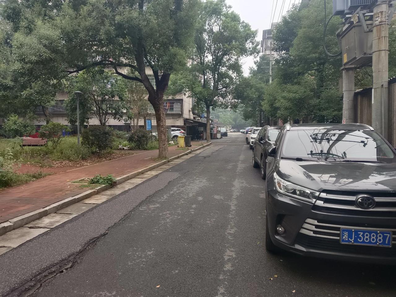 在湘潭板塘铺学卫巷的老女工宿舍对面，有三家宝藏级别的老字号店铺，长期以来，这三家