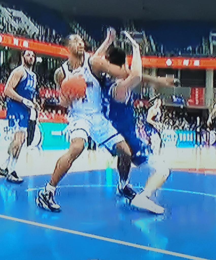 昨晚第二个加时赛最后2.3秒，莱迪制造米奇犯规，一罚未中，第二罚干脆选择大力打板