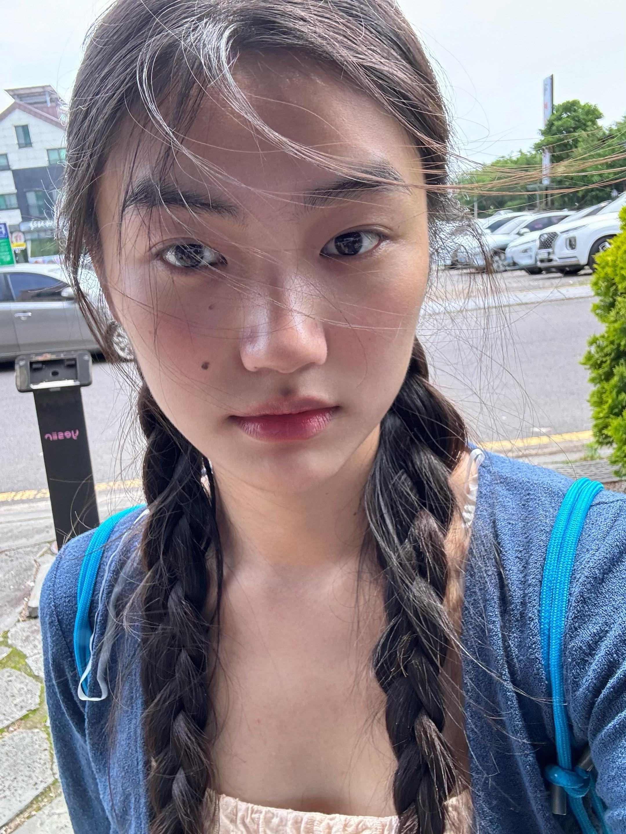 我有一万张侧脸照。