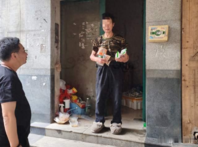 大爷流浪拾荒21年每天10元！账户却躺着42万养老金