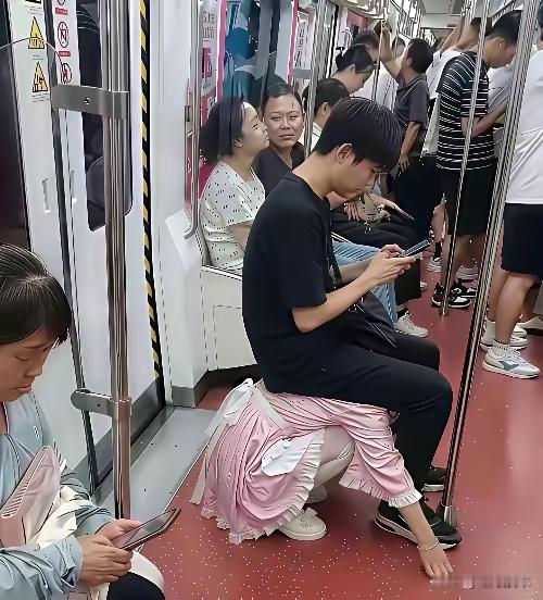 于情于理这类图片，永远不应该允许发到网上。真假不论，没有一点好处。[思考]