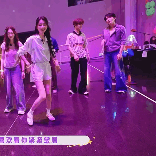 黄明昊不想睡的星期五 笑4️⃣我了 这个小昊昊在后面干什么呢？